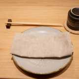 Ad �arredare� il posto dall�aspetto molto minimal, ci sono piatti, bicchieri, le immancabili hashi (bacchette)...